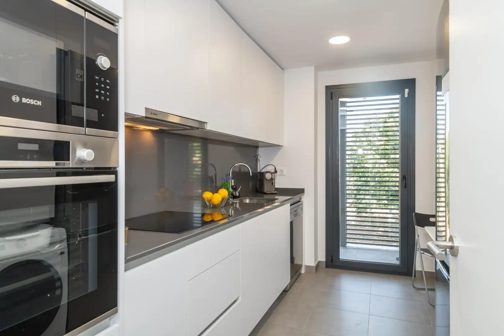 Cuina de Apartament de lloguer en Girona amb Parquet i Piscina comunitària