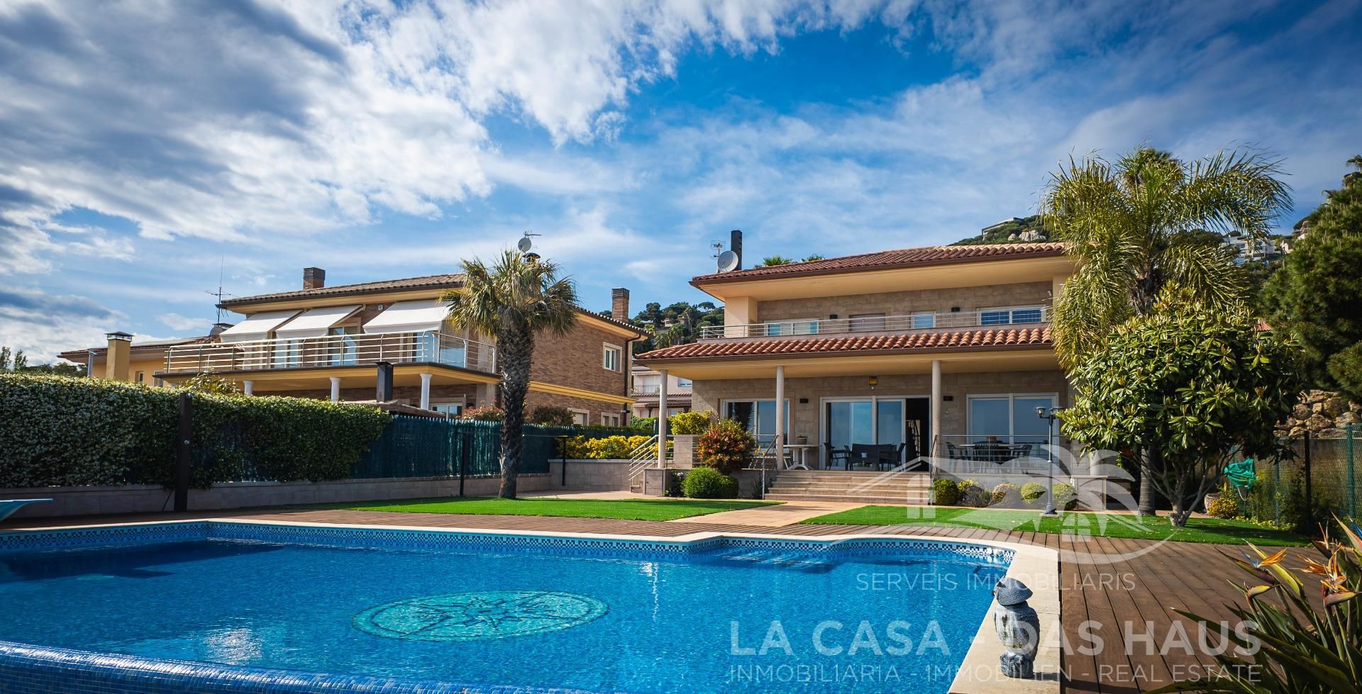 Vista exterior de Casa o xalet en venda en Lloret de Mar amb Calefacció, Jardí privat i Terrassa