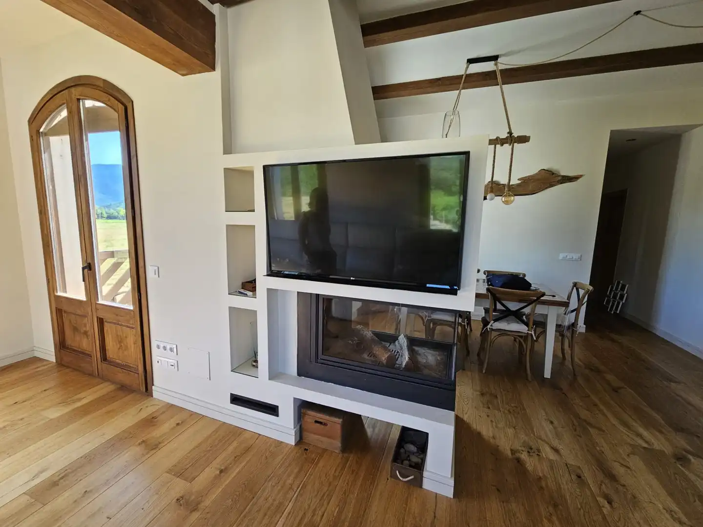 Sala de estar de Dúplex de alquiler en La Vall d'en Bas con Terraza, Piscina y Amueblado