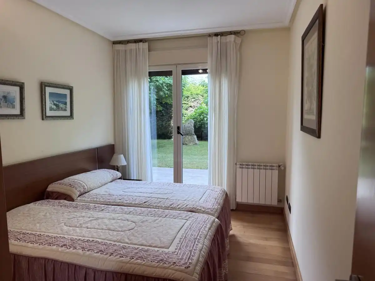 Schlafzimmer von Wohnung zum Verkauf in Llanes mit Heizung, Privatgarten und Terrasse
