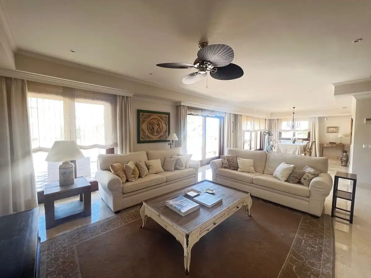 Sala de estar de Ático en venta en Marbella con Terraza, Trastero y Amueblado