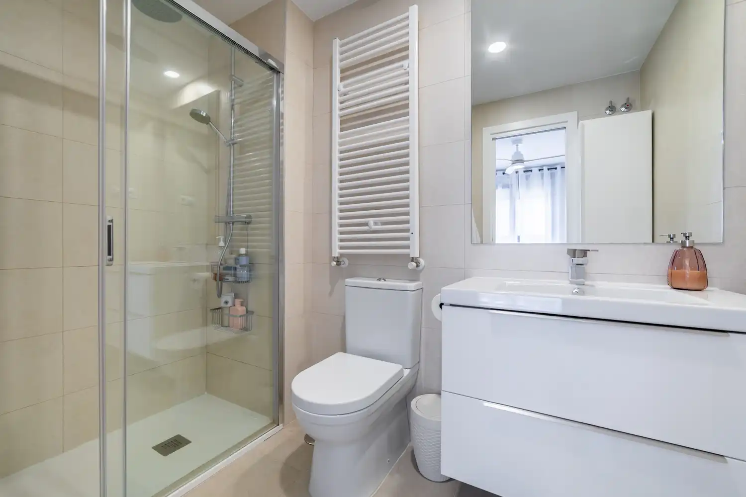 Bathroom of Flat for sale in Tres Cantos  with Air Conditioner, Heating and Private garden