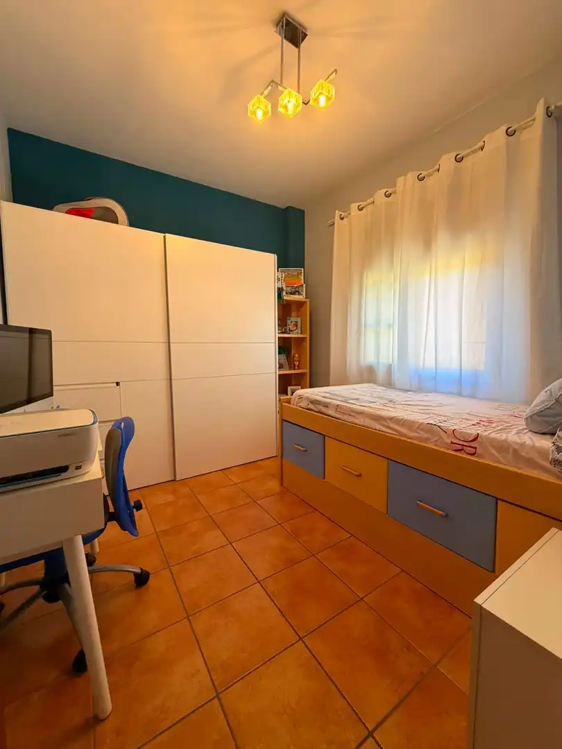 Dormitori de Casa o xalet en venda en Mairena del Alcor amb Aire condicionat, Terrassa i Traster