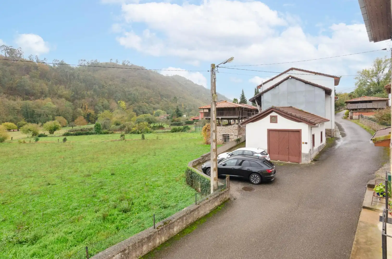 Vista exterior de Casa o chalet en venta en Salas con Calefacción, Jardín privado y Amueblado