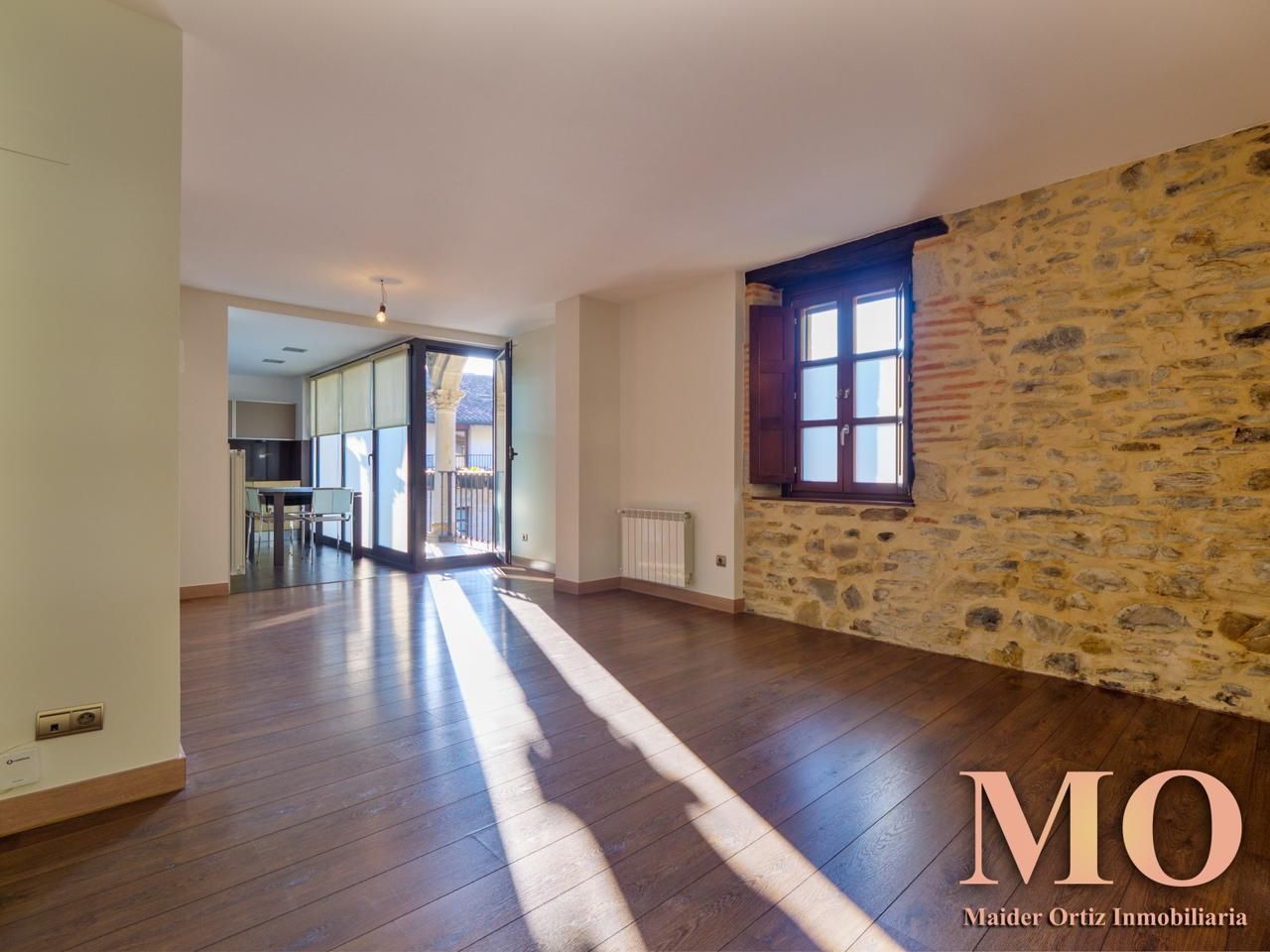 Sala d'estar de Dúplex en venda en Bergara amb Calefacció, Traster i Balcó