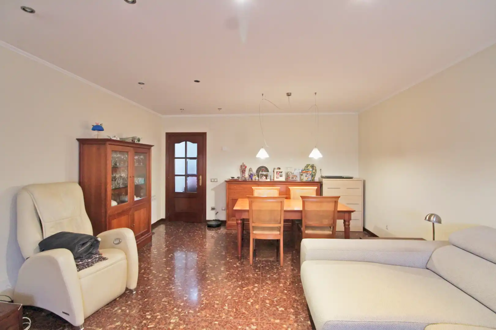 Sala de estar de Piso en venta en L'Hospitalet de Llobregat con Aire acondicionado, Calefacción y Amueblado