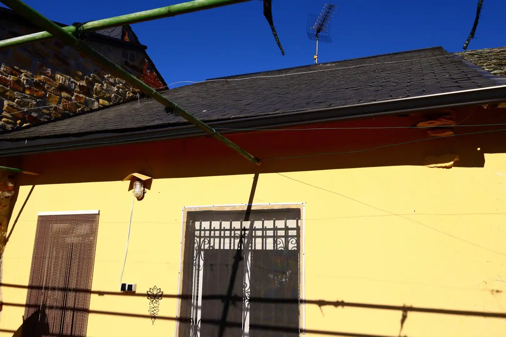 Vista exterior de Casa adosada en venta en Cacabelos con Calefacción y Balcón