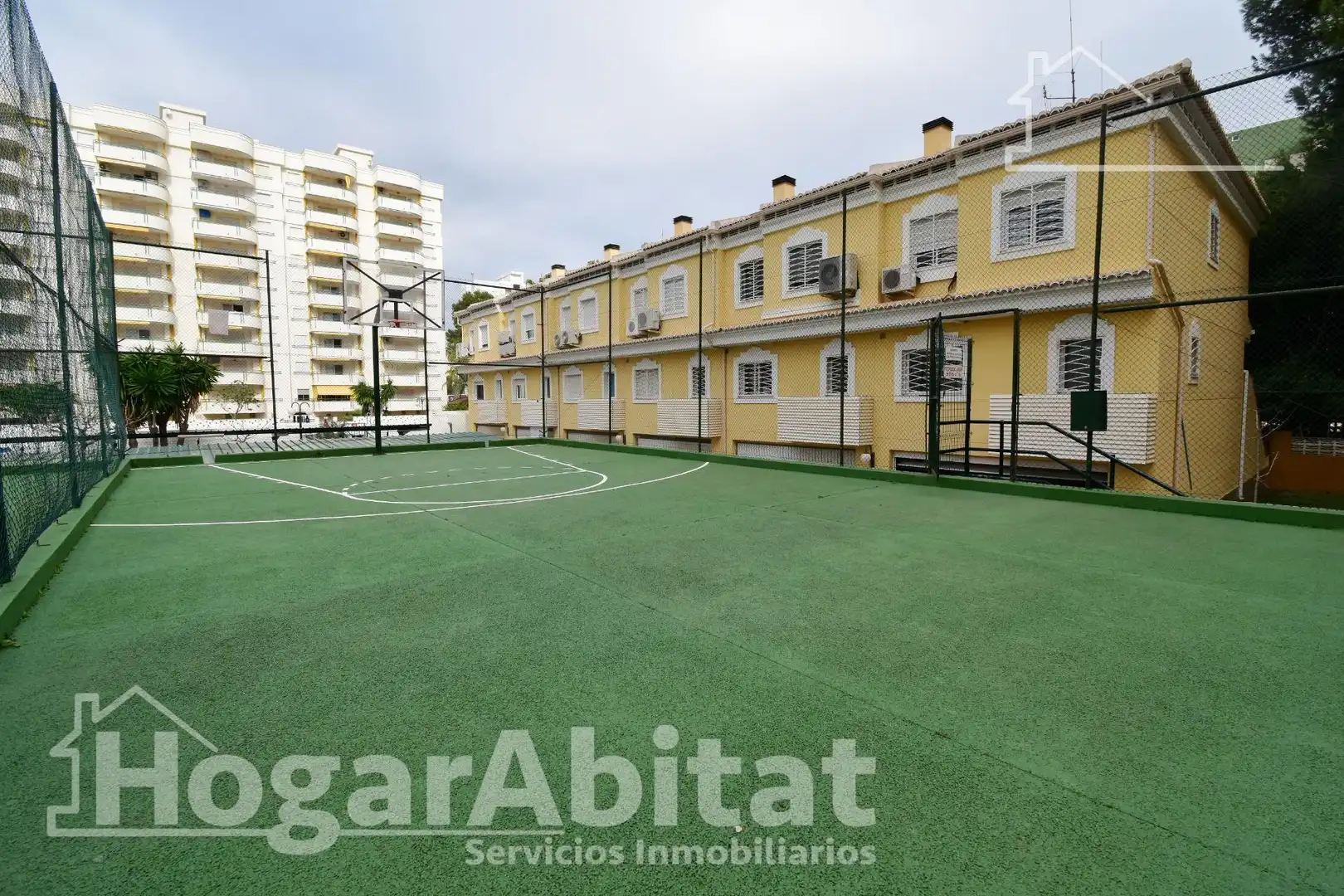 Vista exterior de Àtic en venda en Gandia amb Aire condicionat, Jardí privat i Terrassa