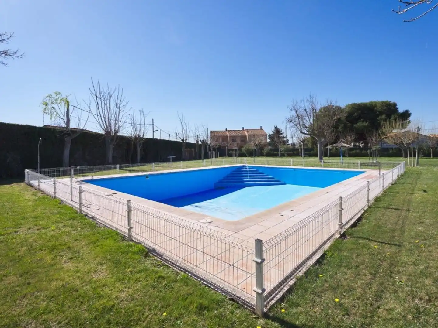 Piscina de Casa o xalet en venda en Zaragoza amb Aire condicionat, Calefacció i Jardí privat