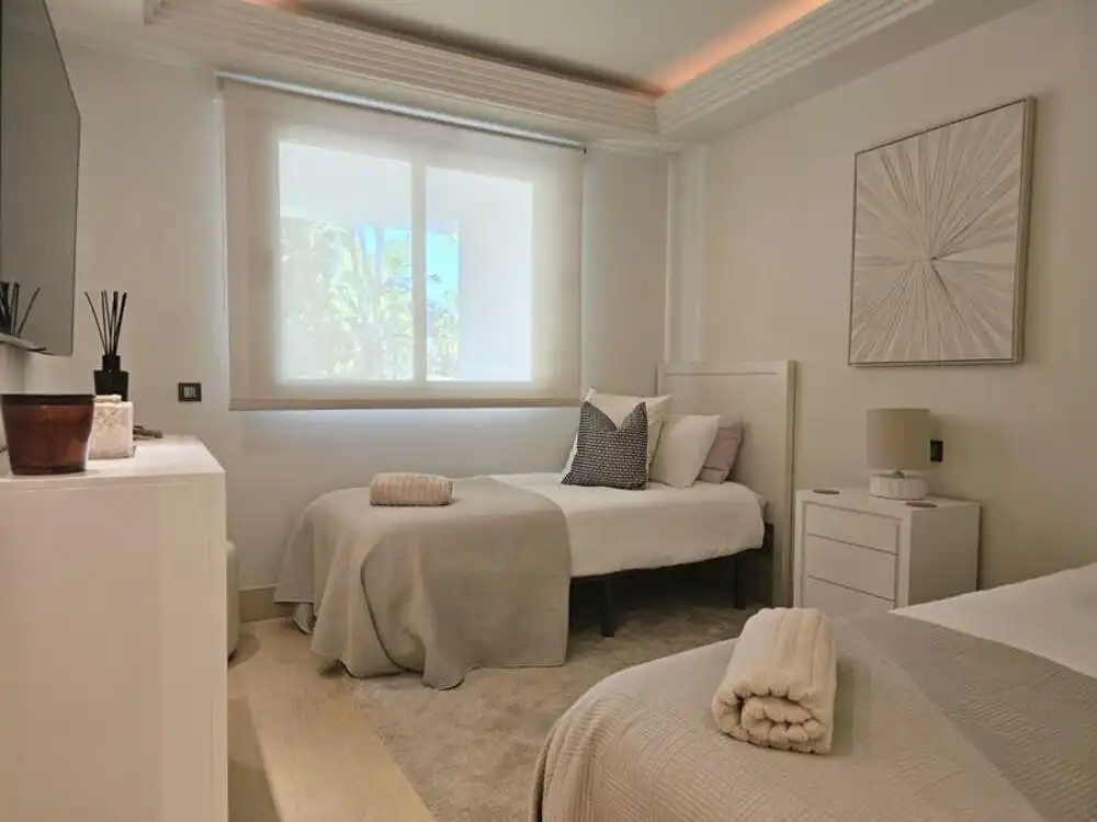 Schlafzimmer von Wohnungen zur Miete in Benahavís mit Klimaanlage, Terrasse und Schwimmbad