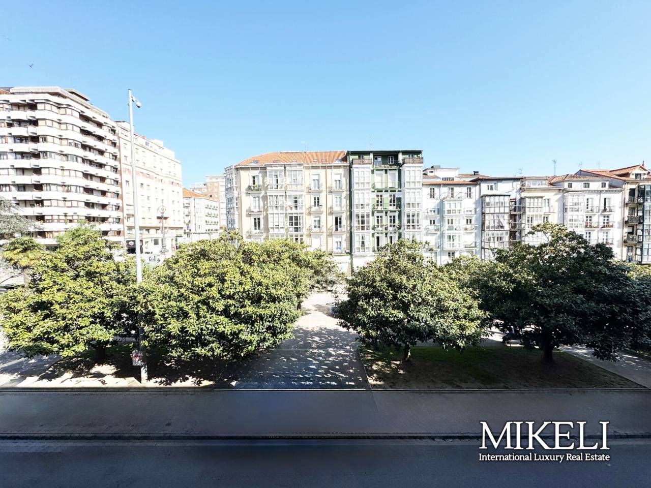 Vista exterior de Edifici en venda en Santander