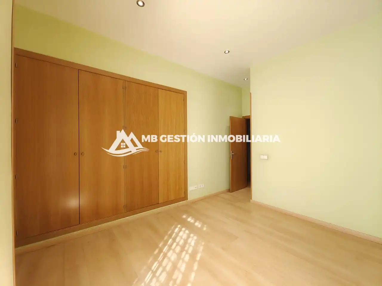 Habitación de Planta baja en venta en Fuenlabrada con Calefacción, Trastero y Piscina