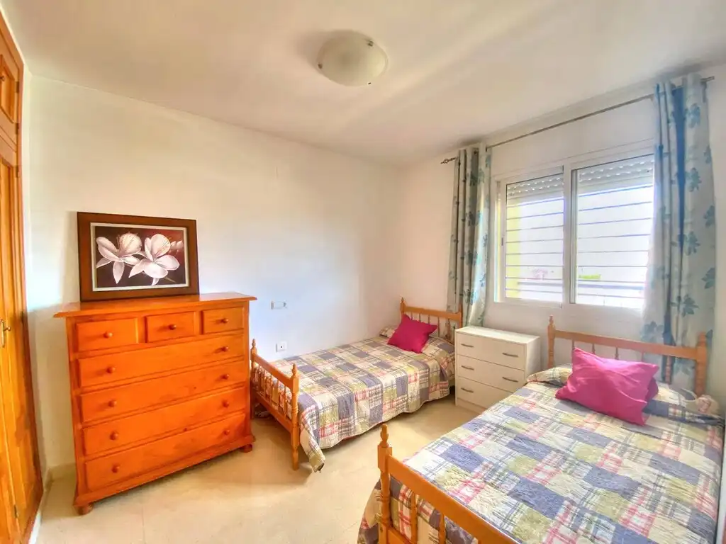 Dormitori de Apartament de lloguer en Vélez-Málaga amb Terrassa, Moblat i Piscina comunitària