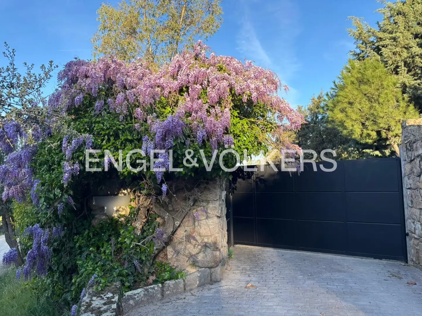 Exterior view of Houses for sale in Valdemorillo  with Air Conditioner, Heating and Private garden