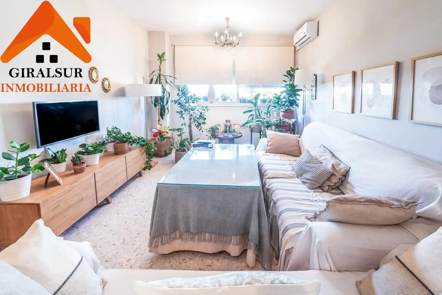 Living room of Flat for sale in Sevilla  with Air Conditioner and Storage room