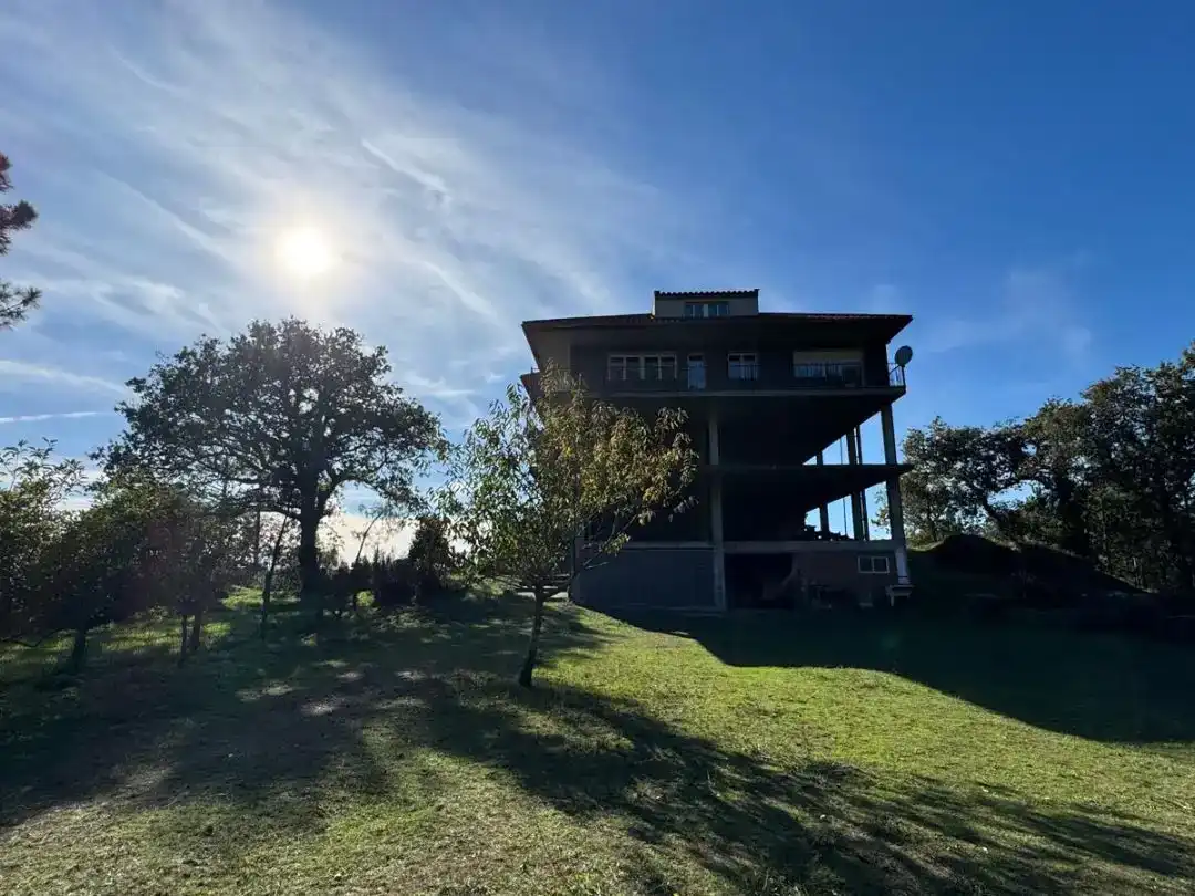 Vista exterior de Casa o xalet en venda en Cangas  amb Aire condicionat i Balcó