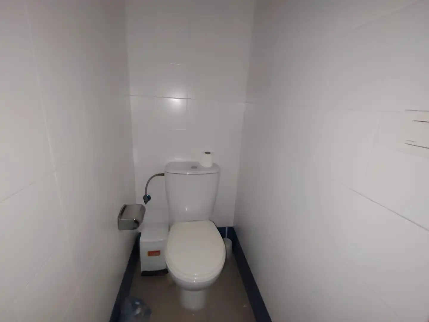 Baño de Local de alquiler en Cájar con Aire acondicionado