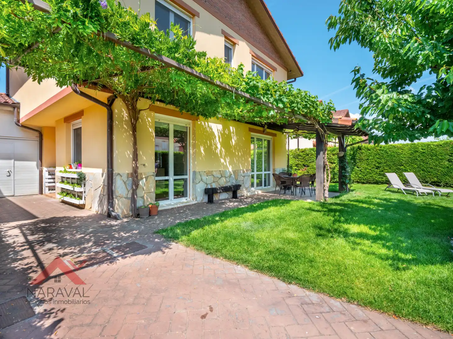 Jardí de Casa adosada en venda en Alegría-Dulantzi amb Aire condicionat, Calefacció i Jardí privat