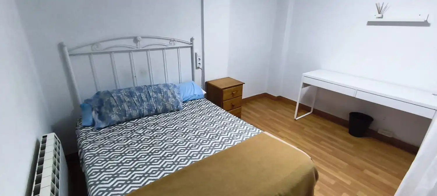 Habitación de Piso en venta en Oviedo  con Calefacción, Trastero y Amueblado