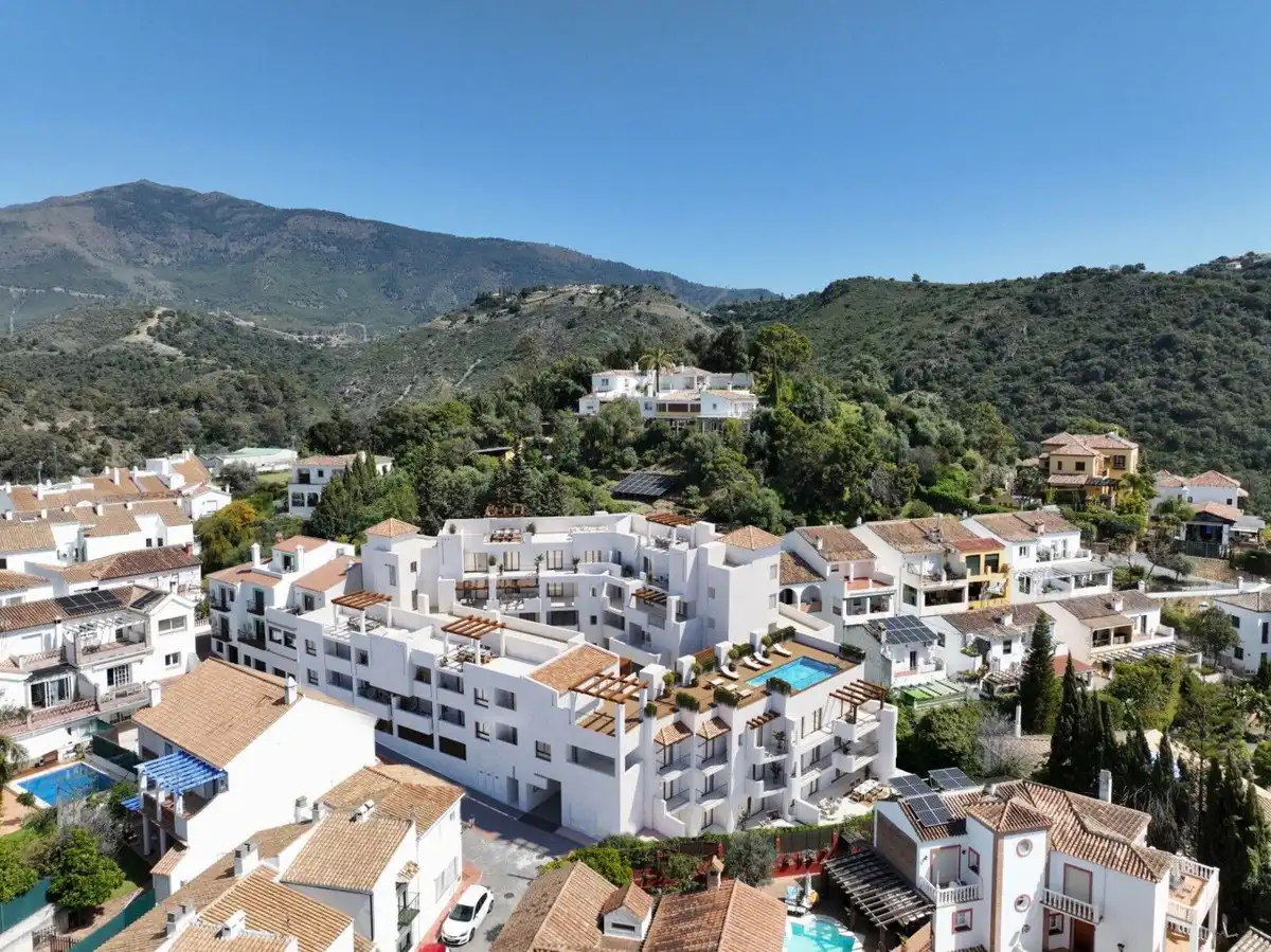 Vista exterior de Apartamento en venta en Benahavís con Aire acondicionado, Jardín privado y Terraza