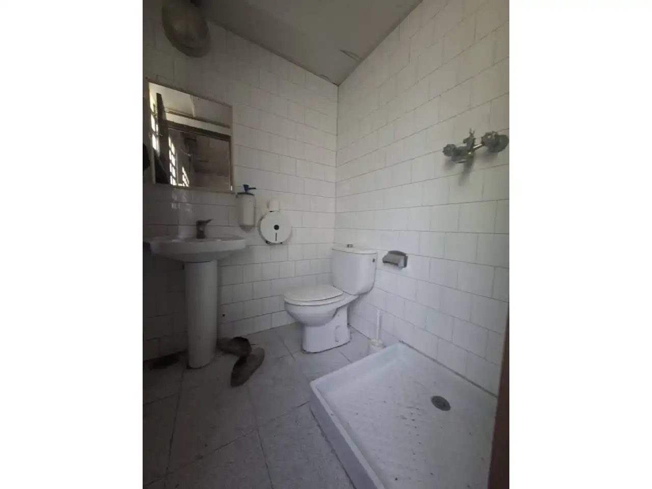 Badezimmer von Fabrikhallen zur Miete in Sant Llorenç Savall