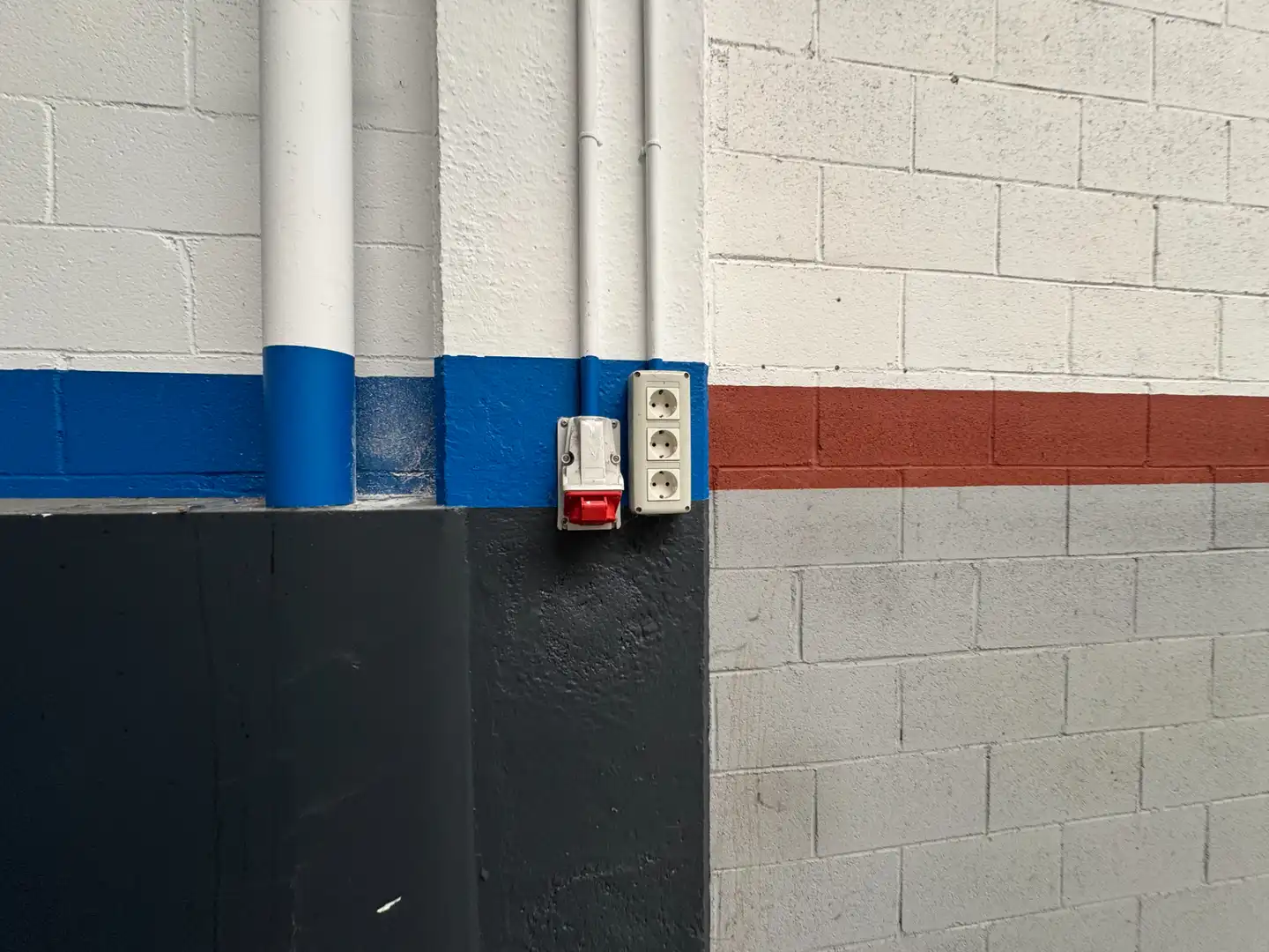 Parkplatz von Fabrikhallen zur Miete in Ames