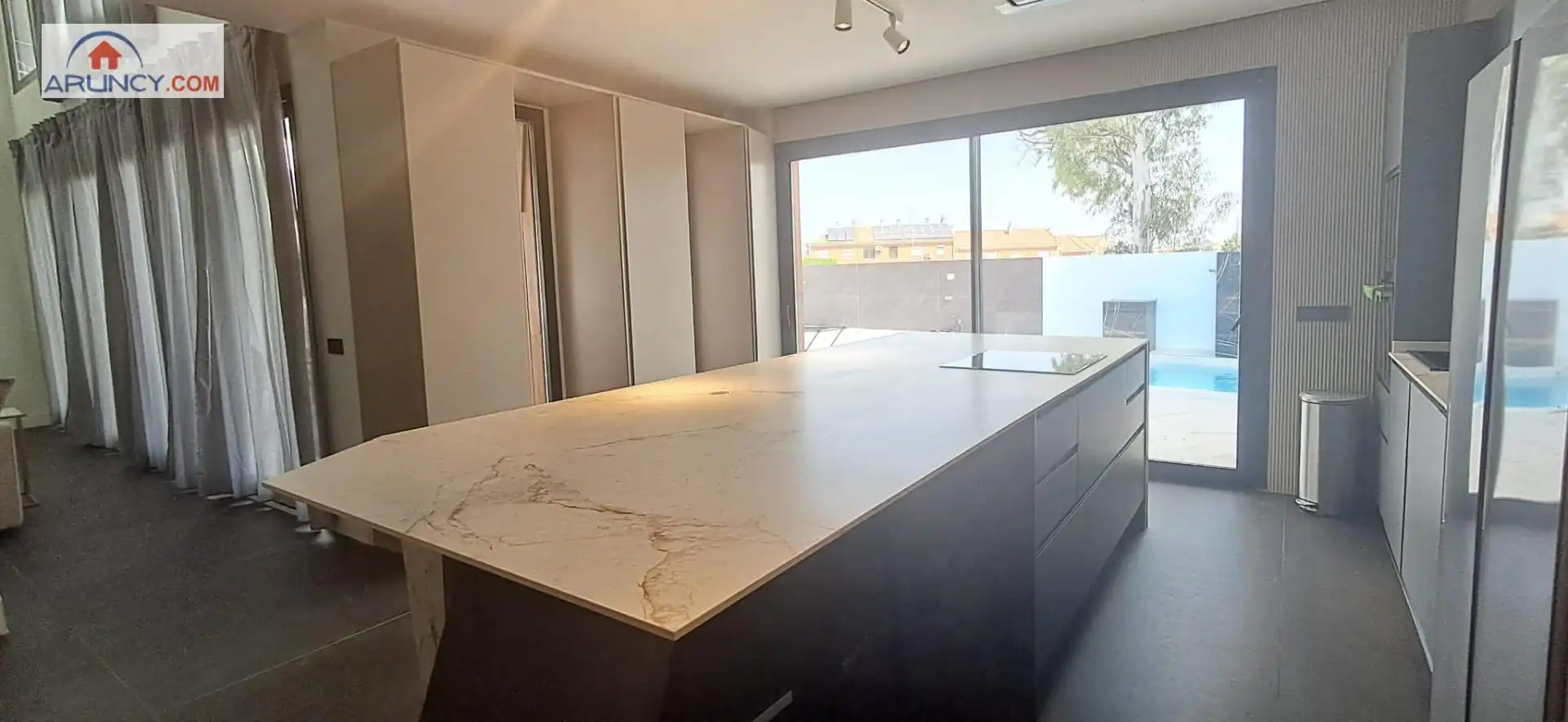 Cuina de Casa o xalet de lloguer en Montequinto amb Aire condicionat, Jardí privat i Piscina