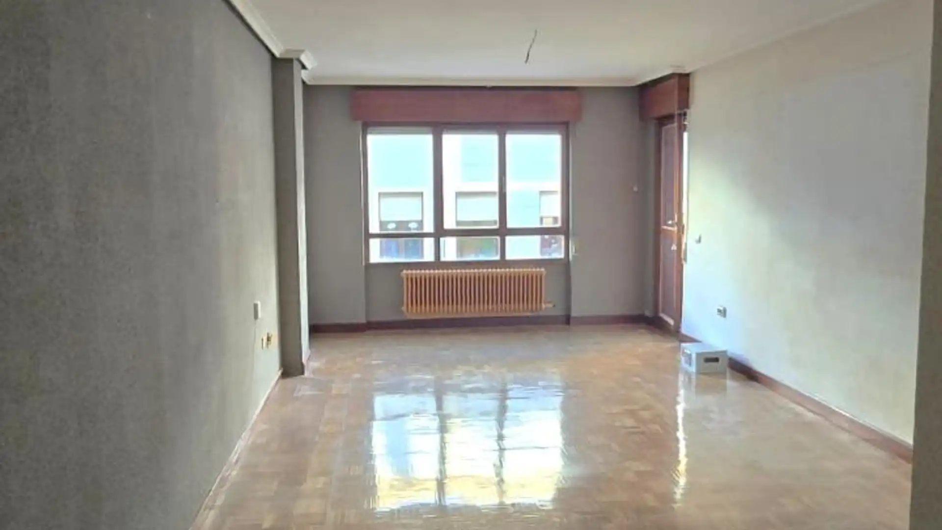 Sala d'estar de Pis en venda en León Capital  amb Calefacció