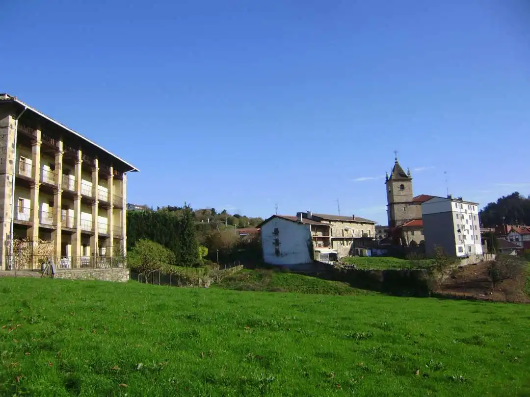 Außenansicht von Gebäude zum Verkauf in Mallabia