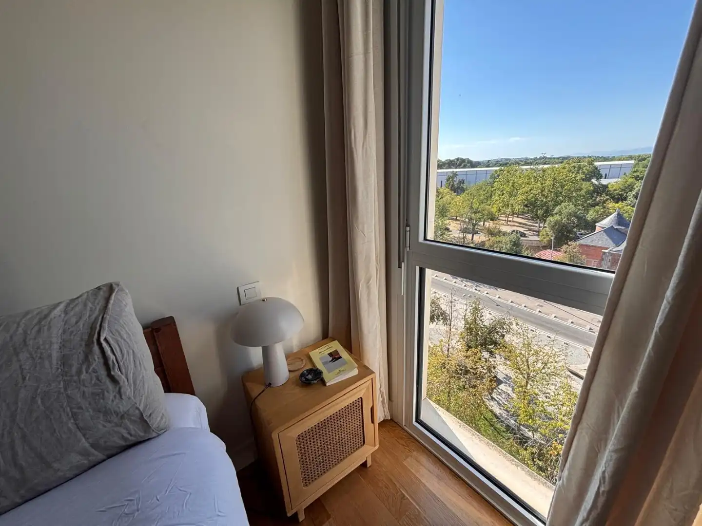 Schlafzimmer von Dachboden zur Miete in Madrid mit Privatgarten, Parkett und Terrasse