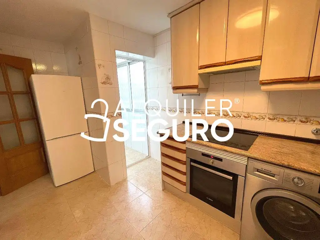 Cuina de Pis de lloguer en Madrid amb Aire condicionat, Calefacció i Terrassa