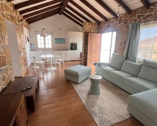 Sala d'estar de Finca rústica en venda en Puerto del Rosario amb Jardí privat, Terrassa i Traster