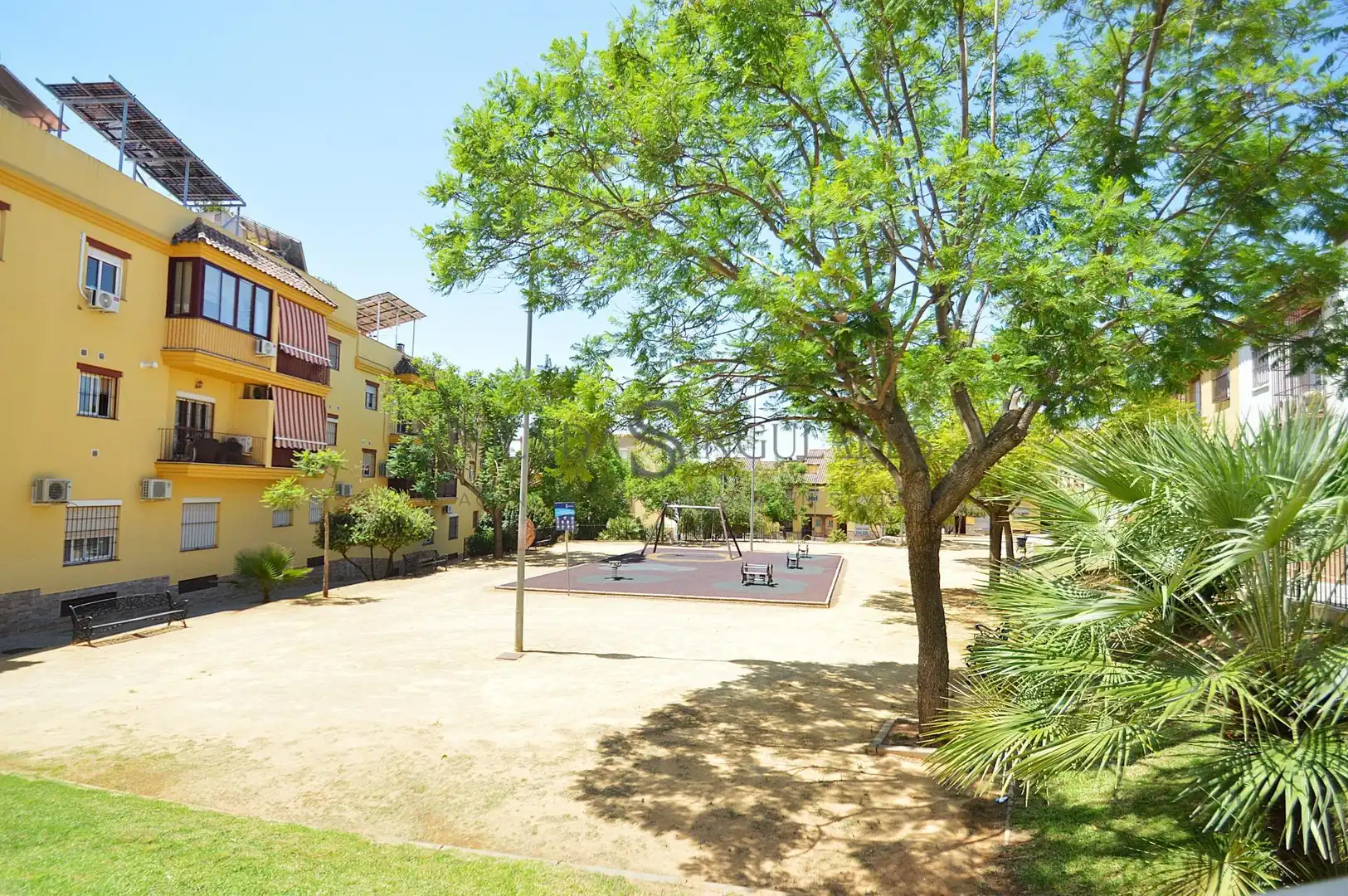 Vista exterior de Casa adosada en venda en Alcalá de Guadaira amb Aire condicionat, Jardí privat i Terrassa