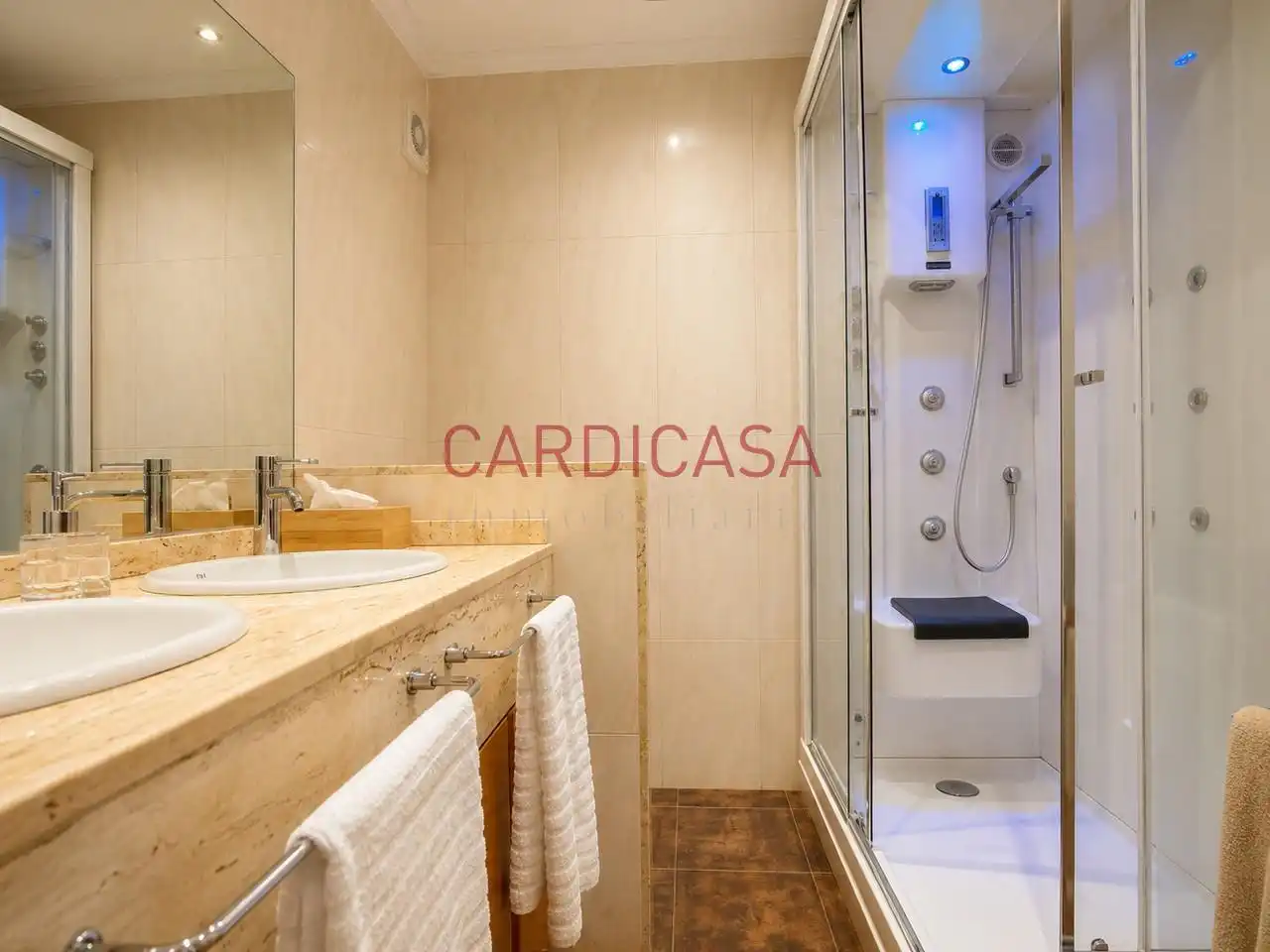 Bany de Àtic en venda en Vigo  amb Calefacció, Parquet i Terrassa