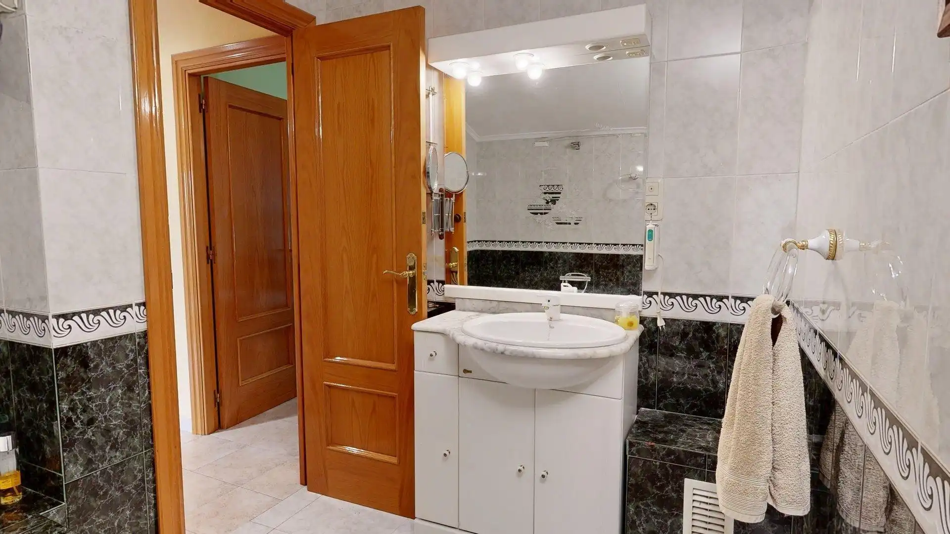 Bany de Casa o xalet en venda en Zaragoza amb Calefacció, Terrassa i Moblat