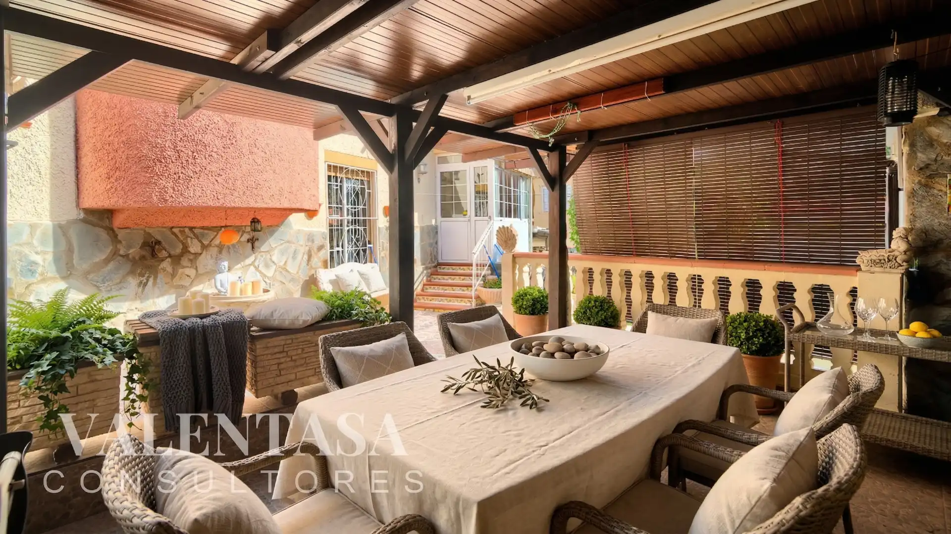 Terrasse von Einfamilien-Reihenhaus zum Verkauf in Chiva mit Klimaanlage, Abstellraum und Ofen