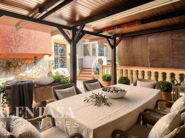 Casa pareada con piscina en venta en La Loma