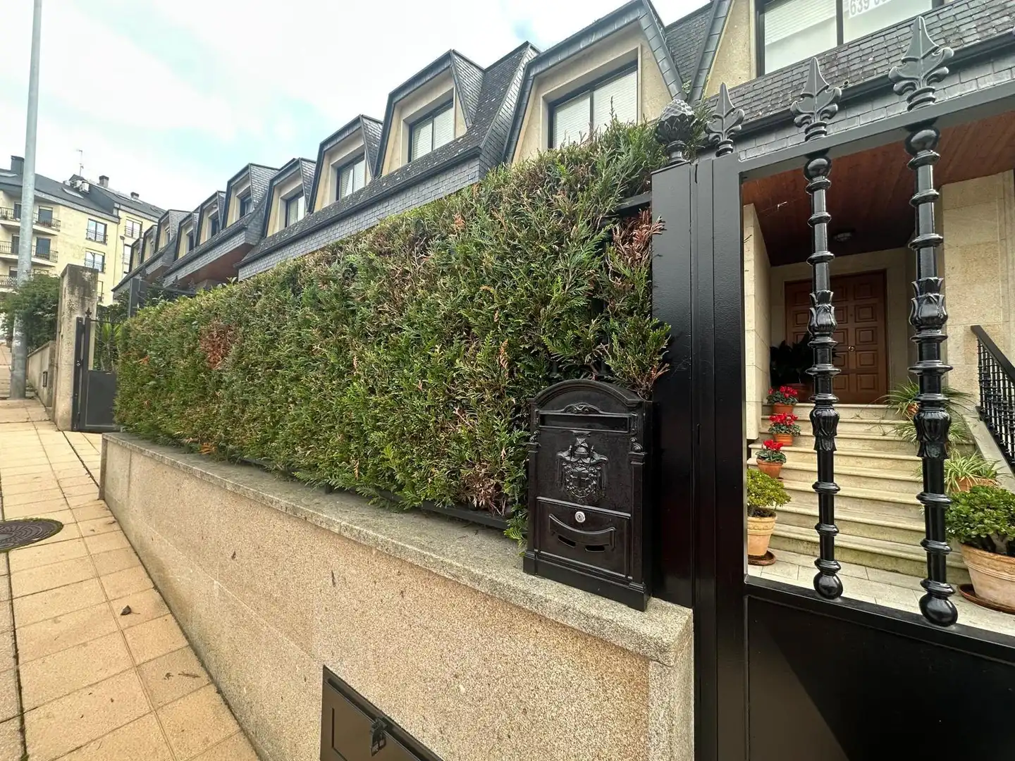 Vista exterior de Casa adosada en venda en Ourense Capital  amb Aire condicionat, Jardí privat i Terrassa