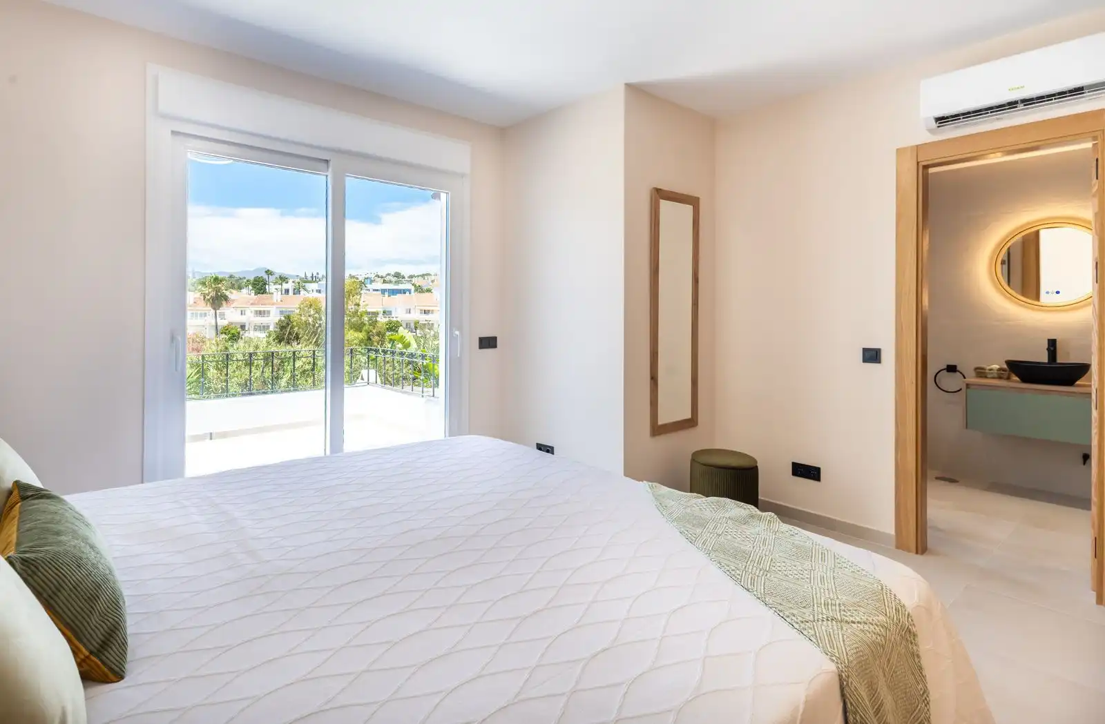 Dormitori de Casa adosada en venda en Estepona amb Aire condicionat, Terrassa i Traster
