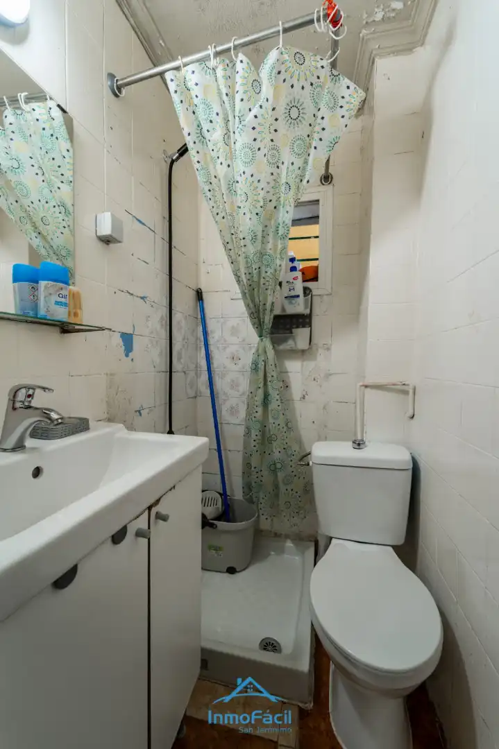 Bathroom of Flat for sale in Sevilla  with Air Conditioner and Furnished