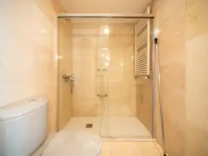 Badezimmer von Wohnung zum Verkauf in Madrid mit Klimaanlage, Heizung und Privatgarten