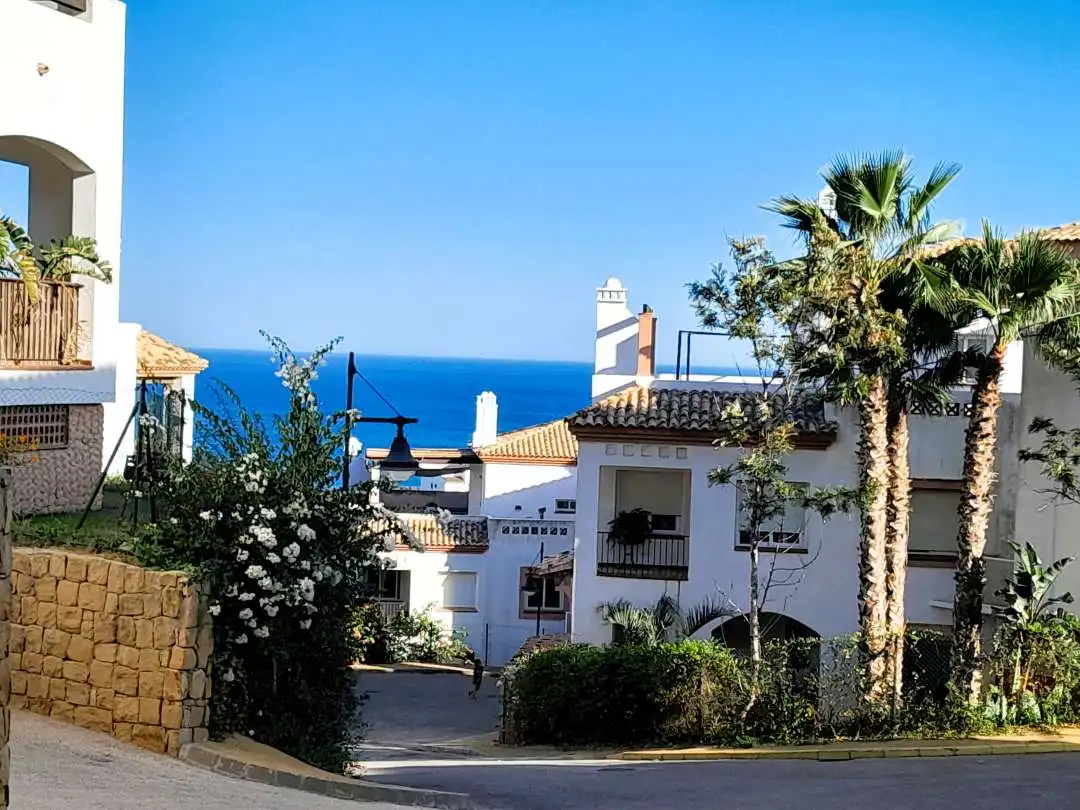 Vista exterior de Casa adosada de alquiler en La Alcaidesa con Aire acondicionado, Calefacción y Jardín privado