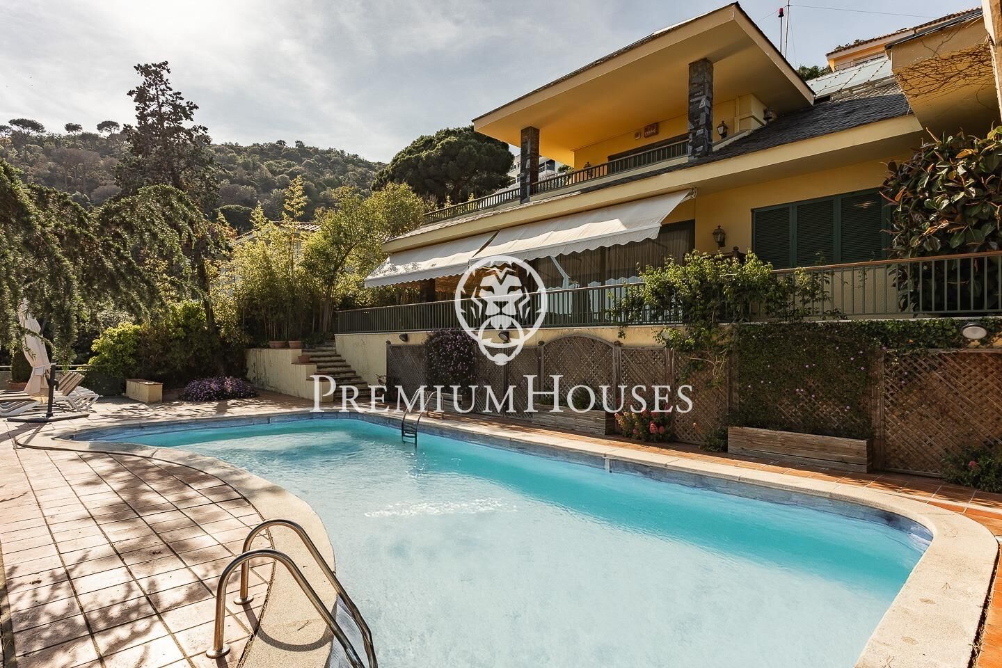 Exterior view of House or chalet for sale in Badalona  with Air Conditioner, Heating and Private garden