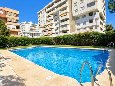 Flat with pool for sale in Calle Romería del Rocío 4