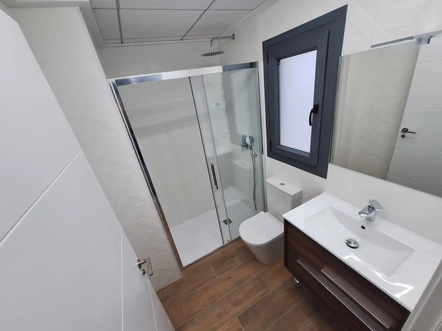 Baño de Apartamento de alquiler en Torrevieja con Aire acondicionado, Calefacción y Amueblado