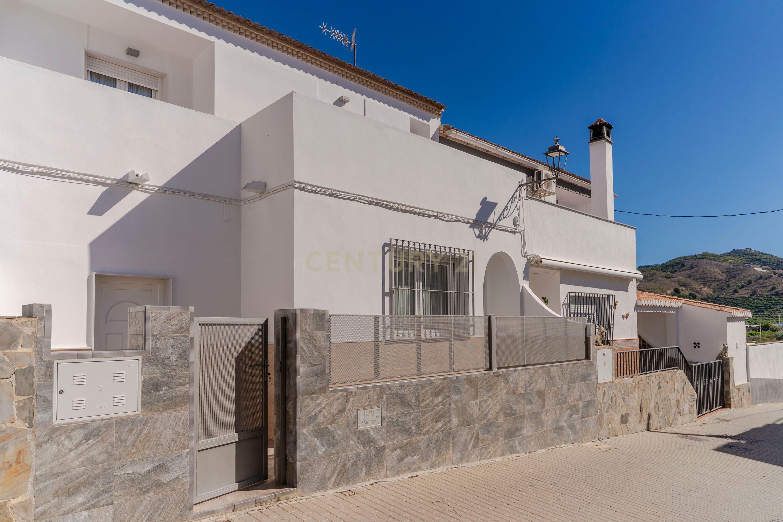 Vista exterior de Casa adosada en venda en Salobreña amb Traster