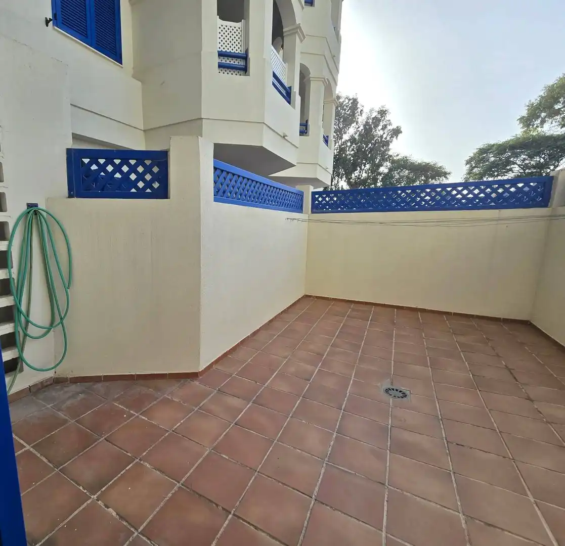 Terrasse von Erdgeschoss zum Verkauf in Manilva mit Klimaanlage, Terrasse und Möbliert