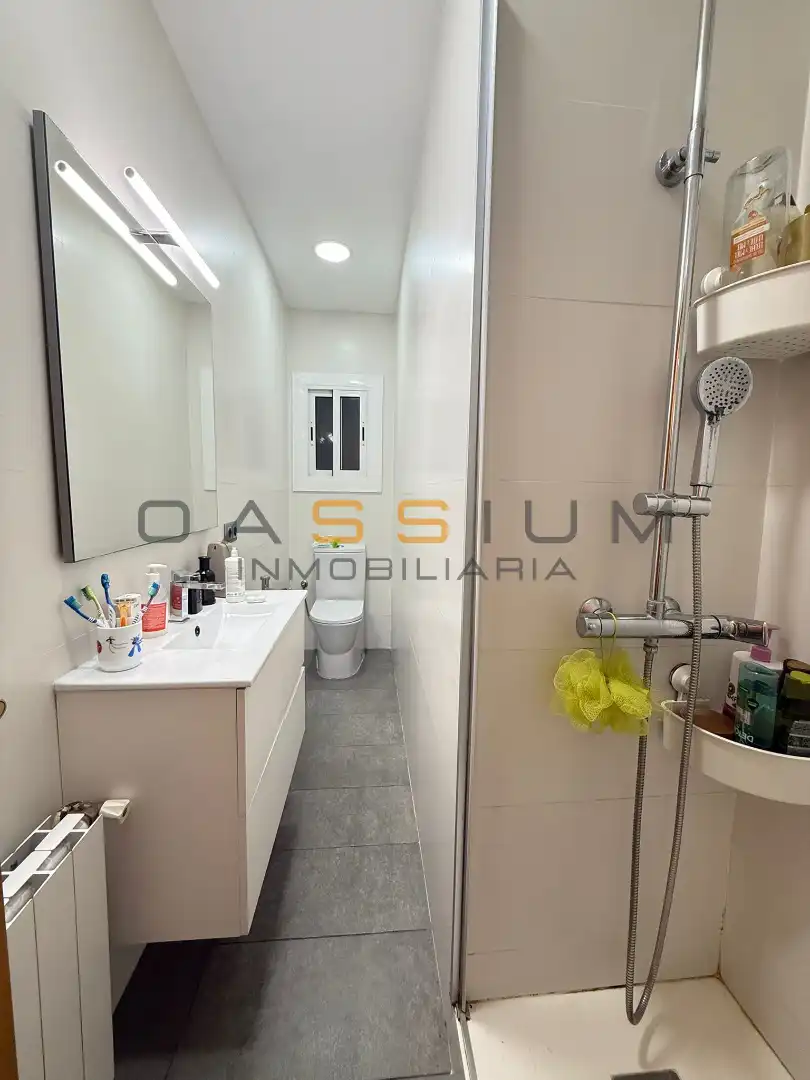 Piso en venta en Cornellà de Llobregat con Calefacción y Amueblado