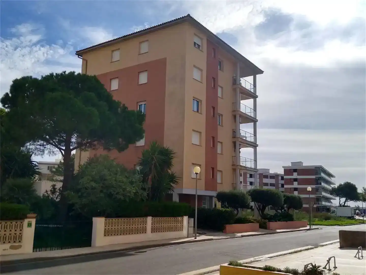 Vista exterior de Pis en venda en Roses amb Aire condicionat i Balcó