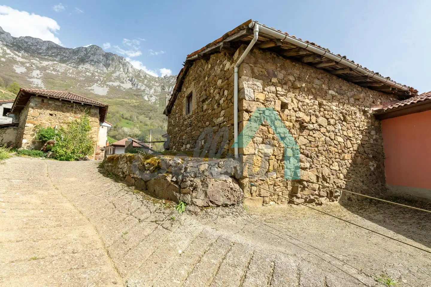 Außenansicht von Einfamilien-Reihenhaus zum Verkauf in Quirós mit Privatgarten und Terrasse